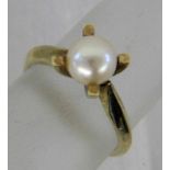 PERLENRING, 585/000 Gelbgold. Gr.54, brutto ca. 3,6g A PEARL RING 585/000 yellow gold. Size 54,