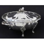 DECKELTERRINE Barockform mit Eichenknauf. Versilbertes Metall. Gemarkt. D.29cm, H.18cm A TUREEN WITH