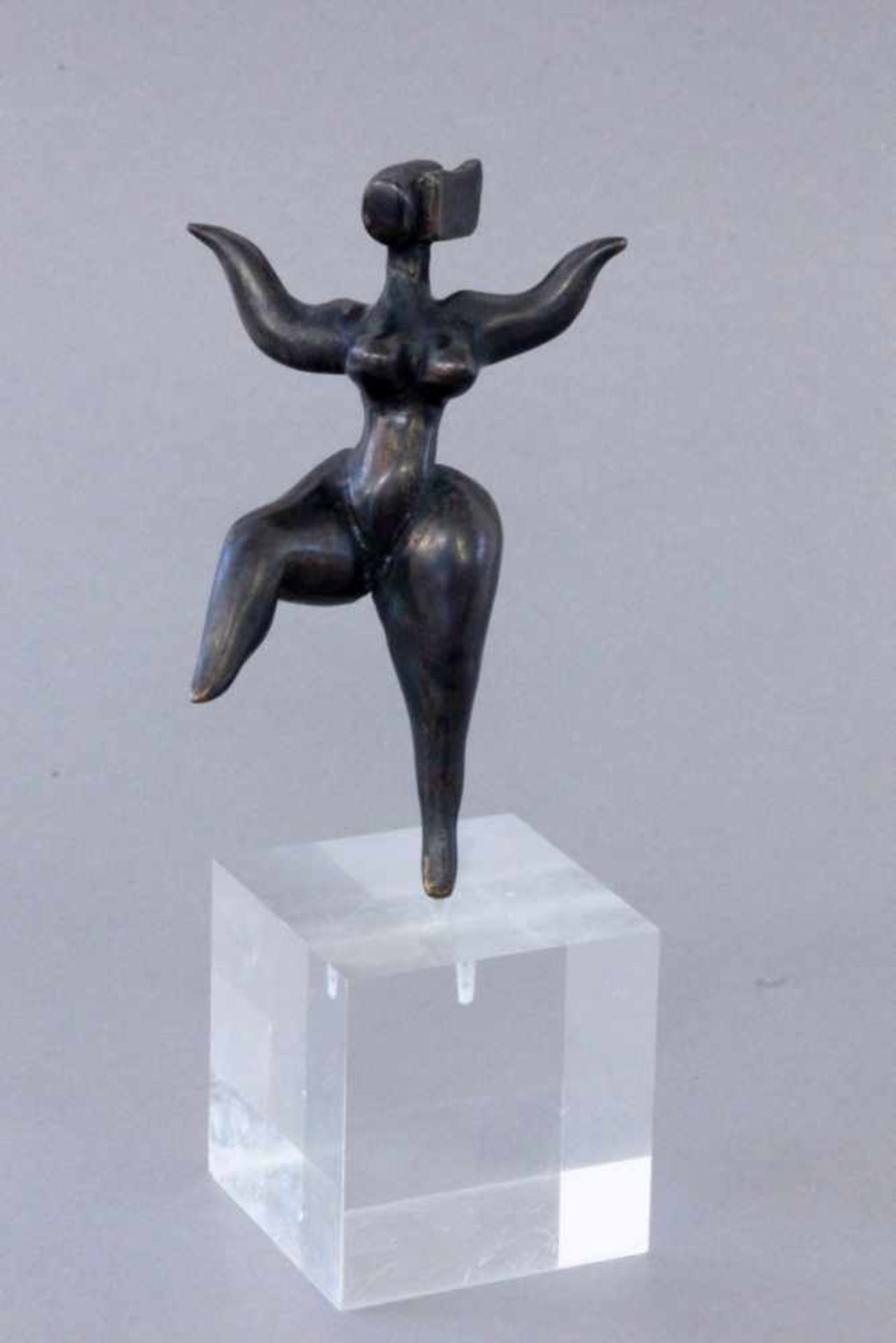 VENUS 20./21.Jh. Patinierte Bronze einer stilisierten nackten Frau in tänzerischer Pose. Auf