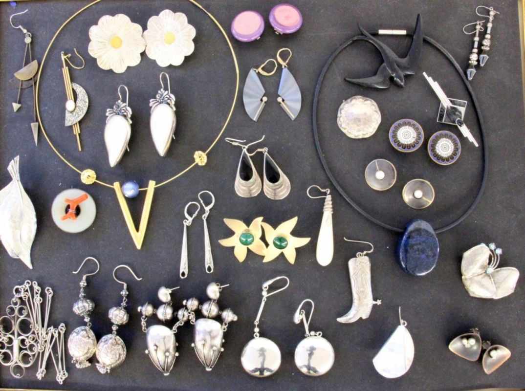 LOT VON 30 TEILEN SCHMUCK meist Silber A LOT OF 30 JEWELLERY ITEMS Mostly silver