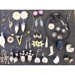 LOT VON 30 TEILEN SCHMUCK meist Silber A LOT OF 30 JEWELLERY ITEMS Mostly silver