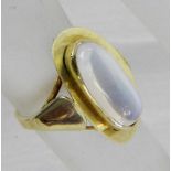 DAMENRING 585/000 Gelbgold mit Mondstein. Gr.54, brutto ca. 5,5g A LADIES RING 585/000 yellow gold