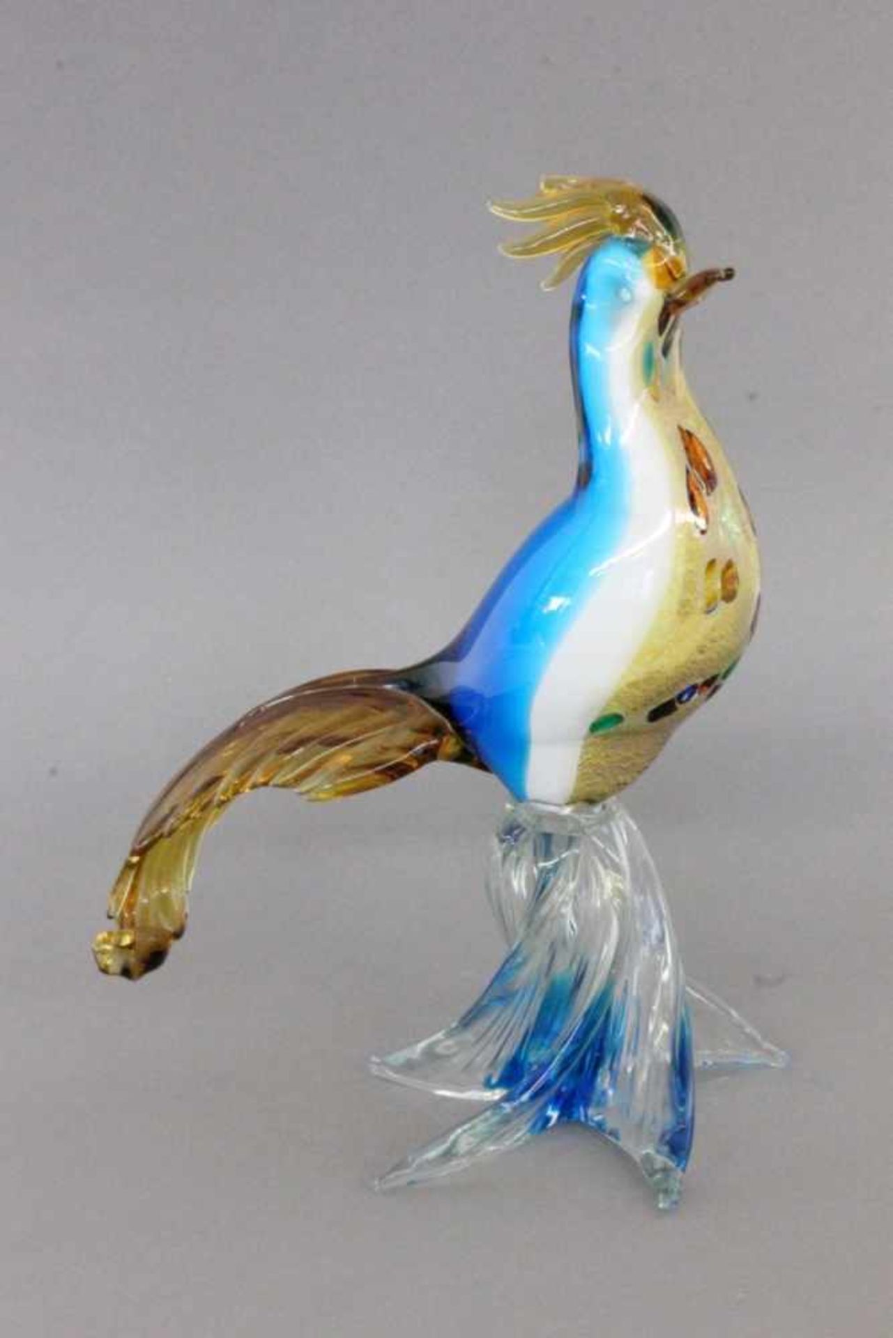 PARADIESVOGEL Muranoglas mit bunten Einschmelzungen. H.30cm. Am Kamm besch. A PARADISE BIRD Murano