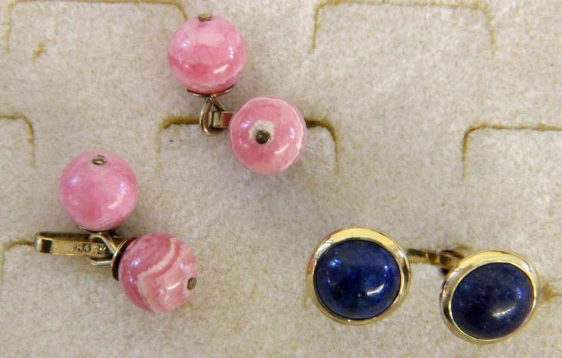 2 PAAR MANSCHETTENKNÖPFE 333/000 Gelbgold mit Rhodochrosit und Lapislazuli. Brutto ca. 15g 2 PAIRS