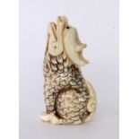 NETSUKE China / Japan Fabeltier. Elfenbein. H.5cm A NETSUKE China / Japan Fabulous creature.