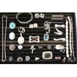 LOT VON 30 TEILEN SILBERSCHMUCK teils mit Edelsteinen A LOT OF 30 SILVER JEWELLERY ITEMS partly with