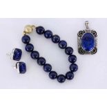 LOT VON 3 TEILEN SCHMUCK Silber mit Lapislazuli A LOT OF 3 JEWELLERY ITEMS Mostly silver set with