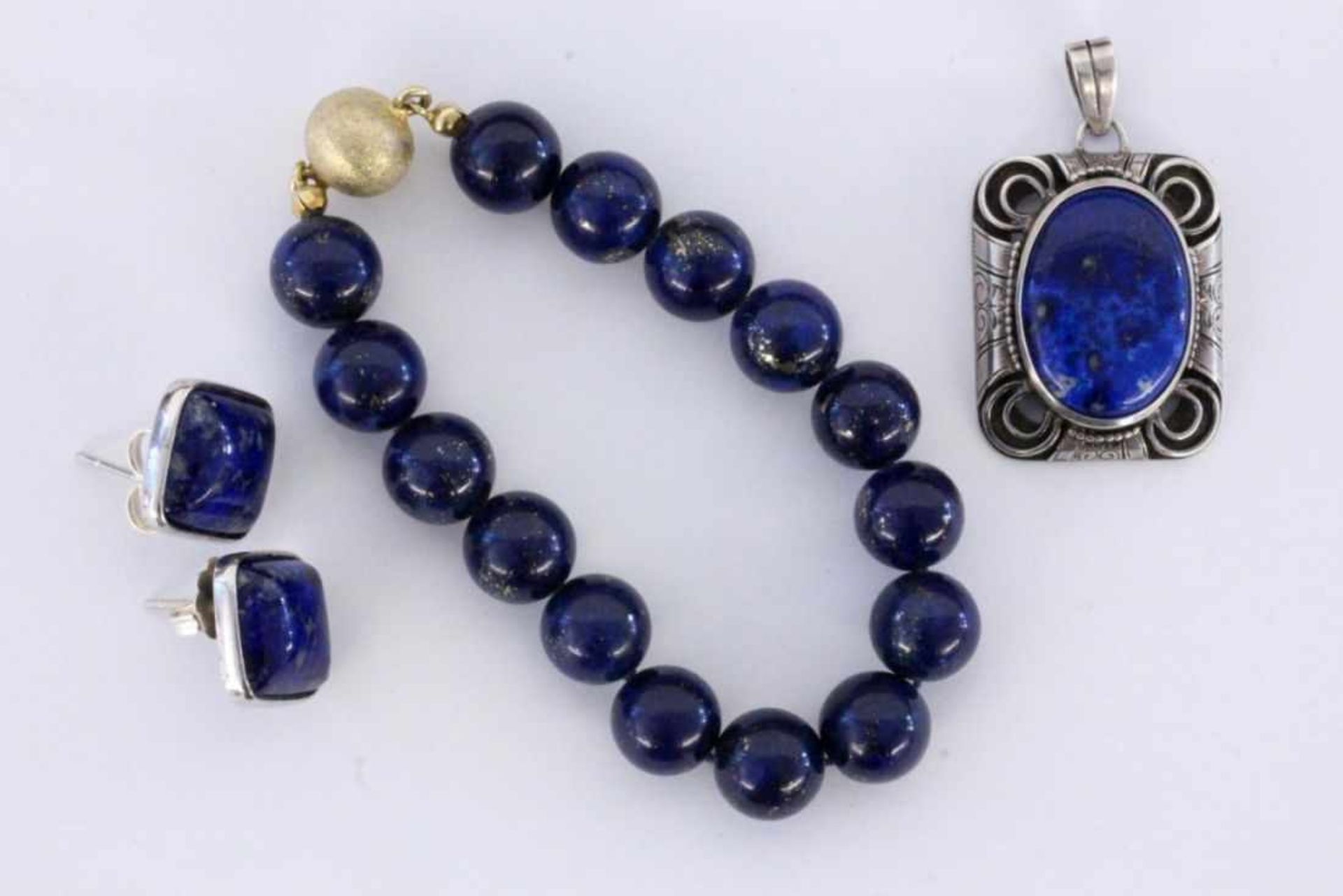 LOT VON 3 TEILEN SCHMUCK Silber mit Lapislazuli A LOT OF 3 JEWELLERY ITEMS Mostly silver set with