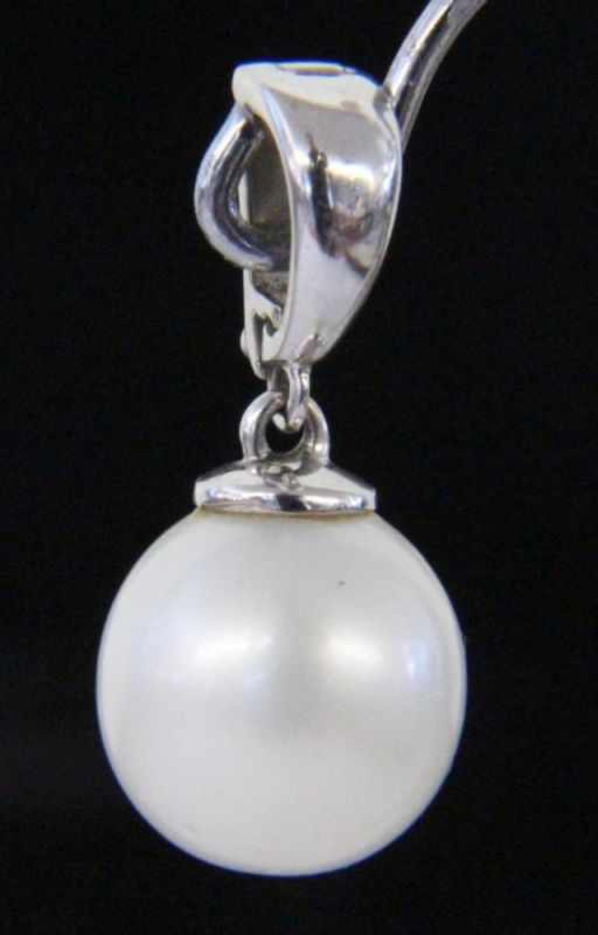 ANHÄNGER MIT SÜDSEEPERLE von ca. 13mm 585/000 Weißgold A PENDANT SET WITH A SOUTH SEA PEARL of