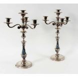 PAAR GIRANDOLEN Versilbertes Metall. 4-flammig im Barockstil. H.46,5cm A PAIR OF GIRANDOLES Silver-