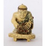 NETSUKE China / Japan Mann mit Mörser. Elfenbein. H.4,55cm A NETSUKE China / Japan Man with