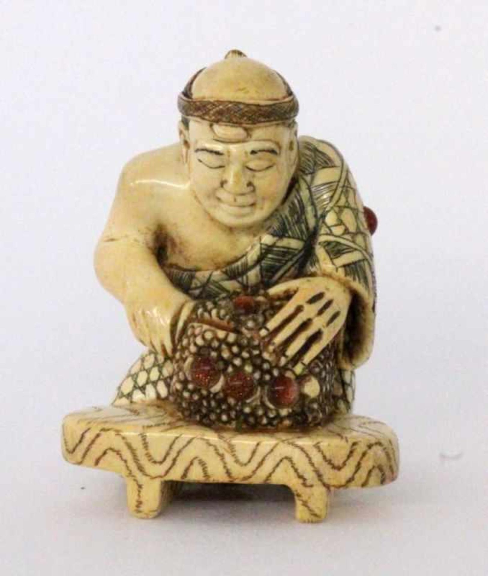 NETSUKE China / Japan Mann mit Mörser. Elfenbein. H.4,55cm A NETSUKE China / Japan Man with