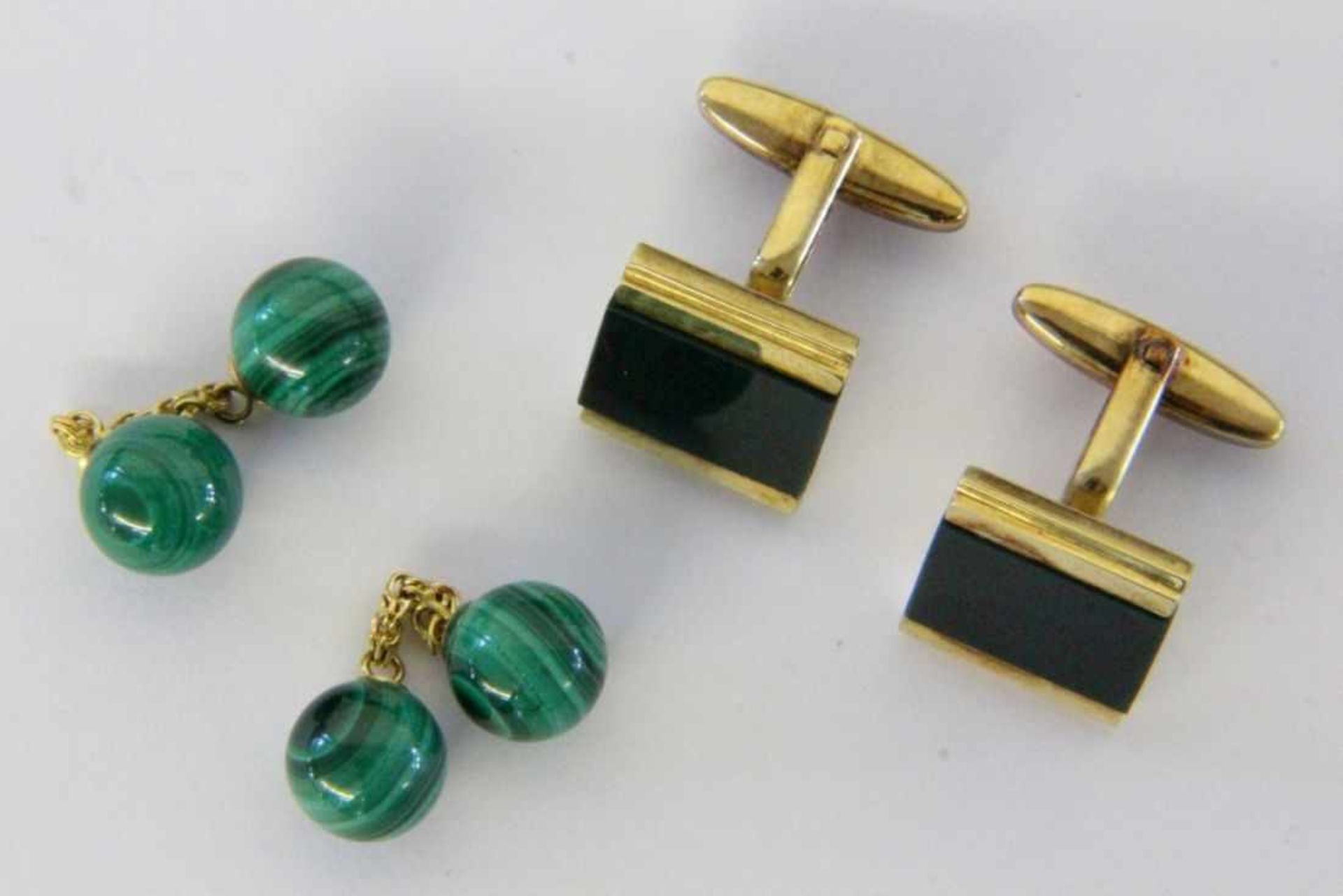 2 PAAR MANSCHETTENKNÖPFE 750/000 Gelbgold mit Malachit. Brutto ca. 8,9g 2 PAIRS OF CUFFLINKS 750/000