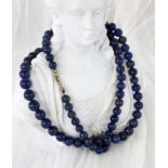 LAPISLAZULI HALSKETTE verlaufend. 7-11mm, Metallschließe. L. ca. 73cm A LAPIS LAZULI NECKLACE 7-