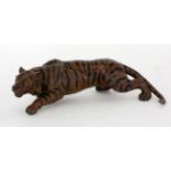 SCHLEICHENDER TIGER Bemalte Wiener Bronze. Gemarkt. L.22cm SLINKING TIGER Painted Vienna bronze.