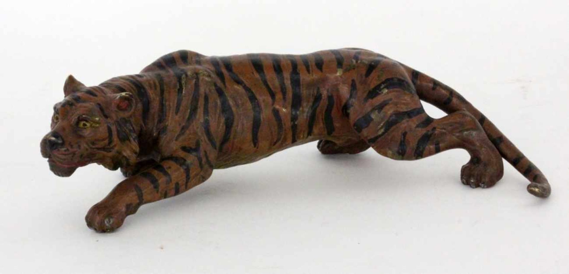 SCHLEICHENDER TIGER Bemalte Wiener Bronze. Gemarkt. L.22cm SLINKING TIGER Painted Vienna bronze.