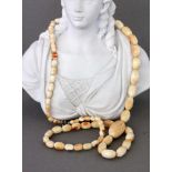 WEISSE KORALLENKETTE verlaufend. L.69cm A WHITE CORAL NECKLACE 69cm long.