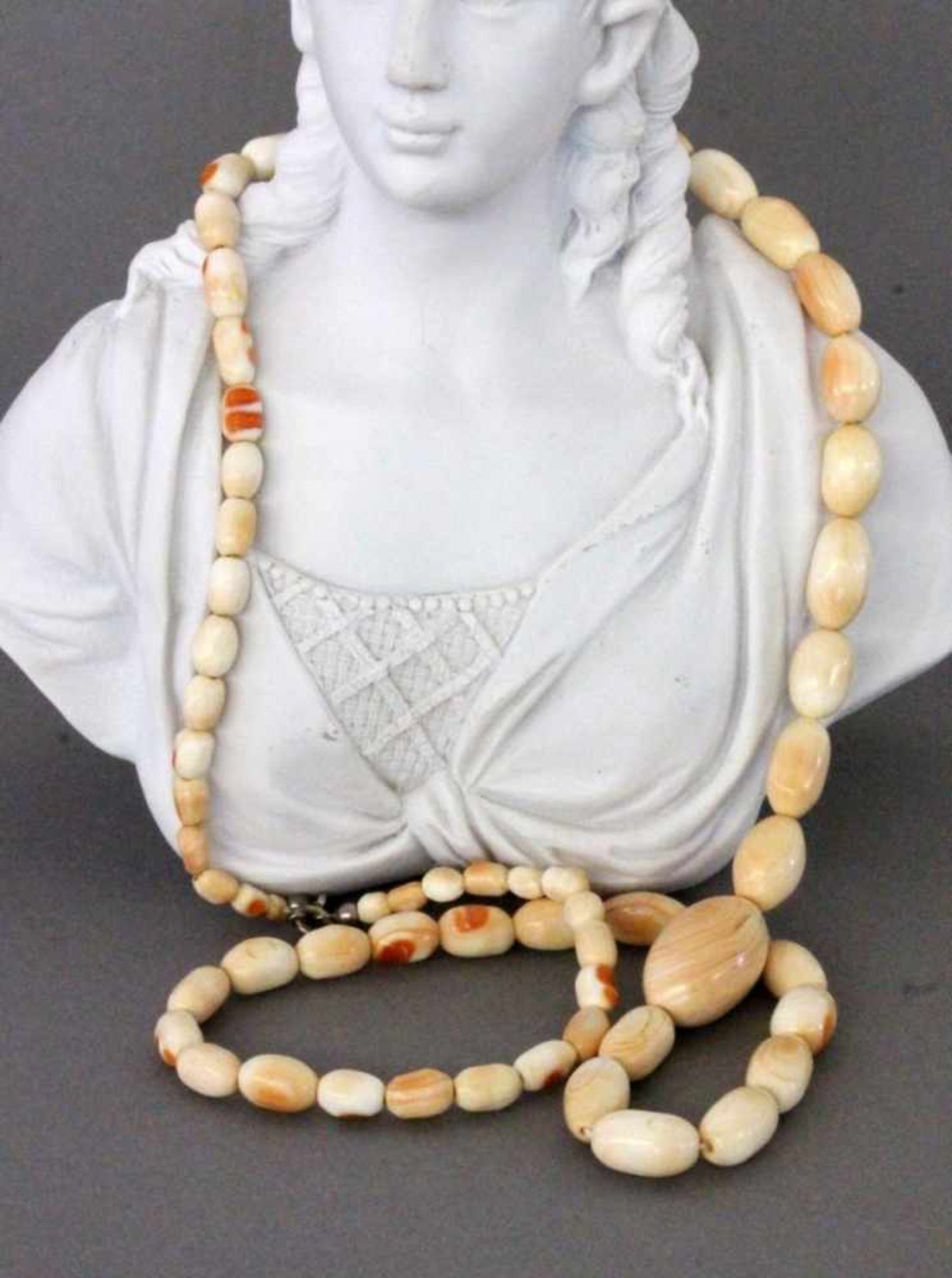 WEISSE KORALLENKETTE verlaufend. L.69cm A WHITE CORAL NECKLACE 69cm long.