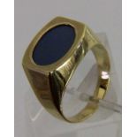 HERRENRING 585/000 Gelbgold mit Lapislazuli. Brutto ca. 7,5g, Gr. 62 A MEN'S RING 585/000 yellow