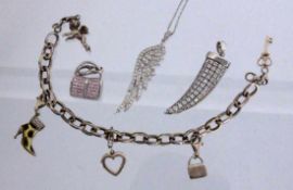 LOT VON 3 TEILEN SILBERSCHMUCK Bettelarmband und 3 Anhänger A LOT OF 3 SILVER JEWELLERY ITEMS