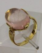 DAMENRING 585/000 Gelbgold mit Rosenquarz. Brutto ca. 5,8g, Gr. 56 A LADIES RING 585/000 yellow gold