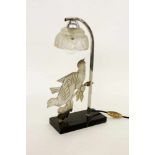 ART DECO TISCHLAMPE Frankreich, 1920er Jahre Verchromtes Gestell mit Vogelmotiv. Mattgeätzter