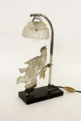 ART DECO TISCHLAMPE Frankreich, 1920er Jahre Verchromtes Gestell mit Vogelmotiv. Mattgeätzter