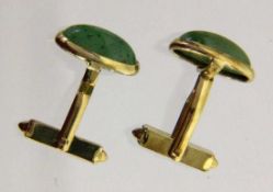 PAAR MANSCHETTENKNÖPFE 585/000 Gelbgold mit Jade. Brutto ca. 8,9g A PAIR OF CUFFLINKS 585/000 yellow