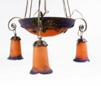 JUGENDSTIL DECKENLÜSTER Noverdy, Frankreich um 1925 Mittelschale und 3 Glocken aus farblosem Glas