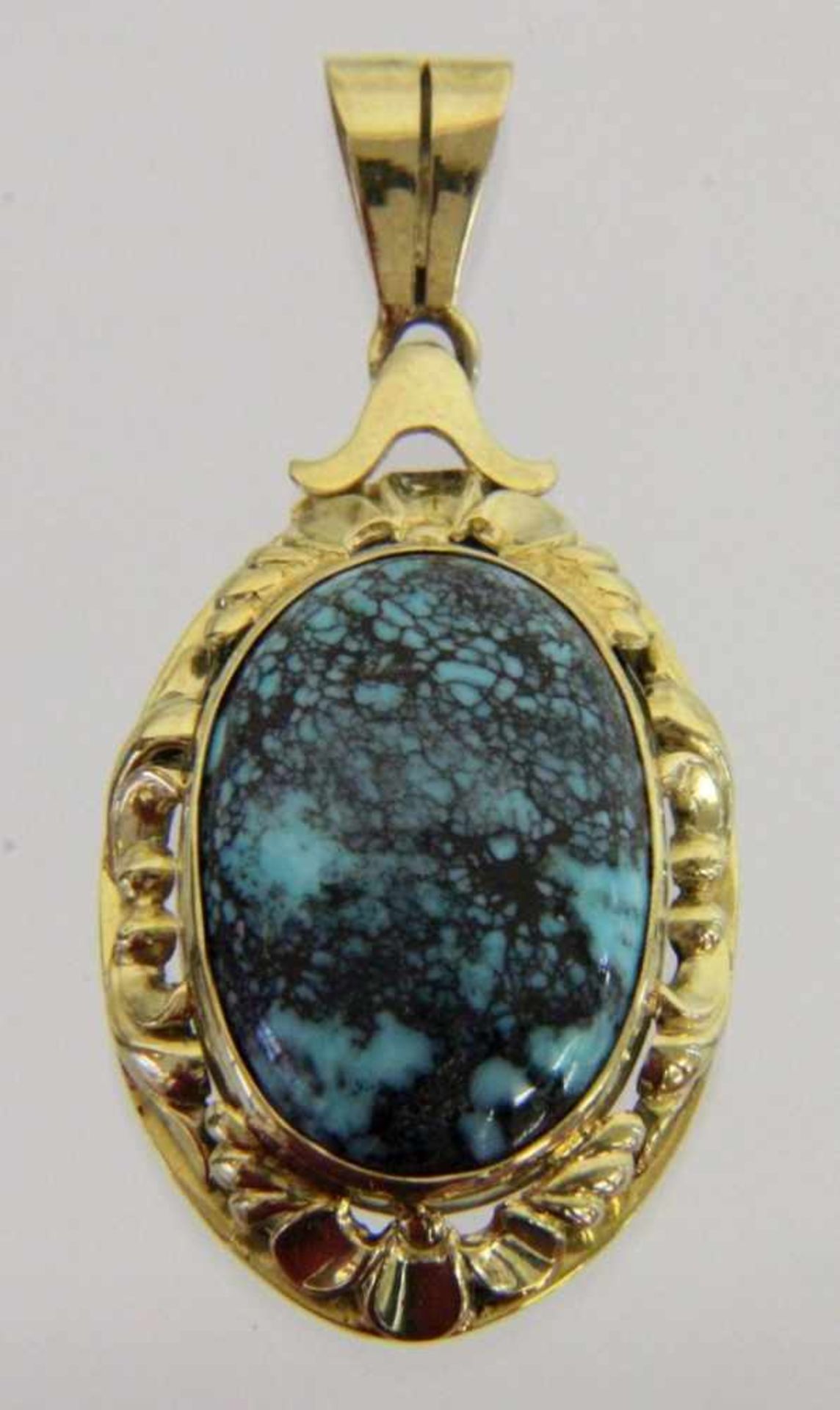 ANHÄNGER 585/000 Gelbgold mit Türkis-Cabochon. L.4,5cm A PENDANT 585/000 yellow gold set with