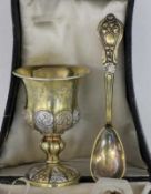 PATENGESCHENK Frankreich, 19.Jh. Eierbecher mit Löffel. Silber, teilvergoldet mit reichem floralen