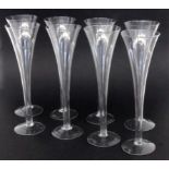 SATZ VON 8 CHAMPAGNE-FLÖTEN Farbloses Glas. H.25,5cm A SET OF 8 CHAMPAGNER FLUTES Colourless