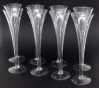 SATZ VON 8 CHAMPAGNE-FLÖTEN Farbloses Glas. H.25,5cm A SET OF 8 CHAMPAGNER FLUTES Colourless