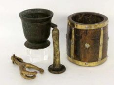 LOT 4 TEILE VARIA Alter Holzmörser mit Messsingbeschlägen, 15,5cm; Bronzemörser, 11cm; Greifzange