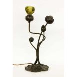 JUGENDSTIL MOHNBLUMEN LAMPE MIT GALLÉ GLASTULPE Frankreich um 1900 Patinierte Bronze in Form von 4