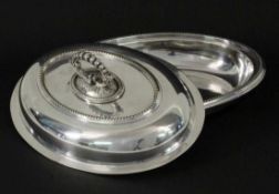 SPEISENTERRINE England, 20.Jh. Versilbertes Metall. Ovalform mit Perlbordüren und verziertem