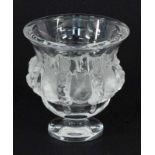 LALIQUE ZIERVASE 20./21.Jh. Farbloses Glas mit mattierten Singvögeln im Relief. Sign.: Lalique