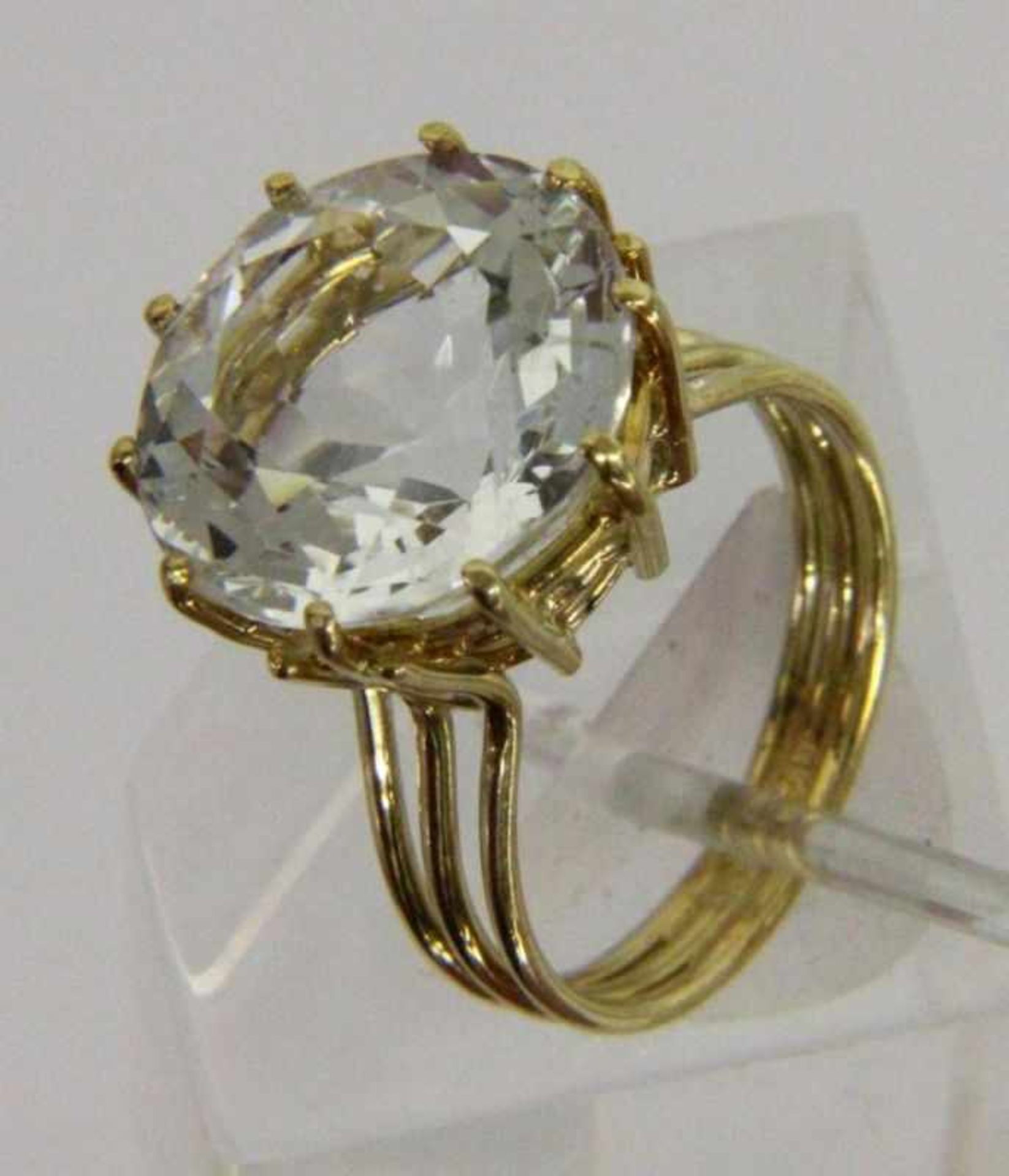 DAMENRING 585/000 Gelbgold mit Aquamarin. Brutto ca. 7g, Gr. 58 A LADIES RING 585/000 yellow gold