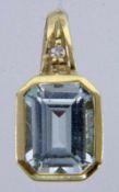 ANHÄNGER 585/000 Gelbgold mit Aquamarin und Diamanten. Brutto ca. 1,6g, L.1,5cm A PENDANT 585/000