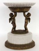 TAFELAUFSATZ MIT ZWEI PUTTI Bronze und Porzellan mit grauer Craqueléglasur. H.35cm, D.26cm A