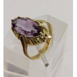 DAMENRING 585/000 Gelbgold mit Amethyst. Brutto ca. 4,7g, Gr. 58 A LADIES RING 585/000 yellow gold