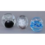 LOT VON 3 PAPERWEIGHTS Glas mit Einschmelzungen. 1 x min. best. A LOT OF 3 PAPERWEIGHTS Glass with