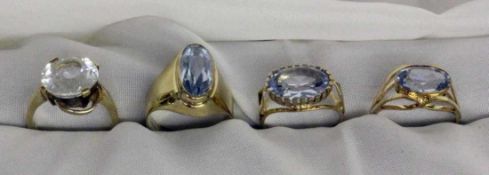 LOT VON 4 DAMENRINGEN 333/000 Gelbgold mit Aquamarinen. Brutto ca. 18g A LOT OF 4 LADIES RINGS 333/