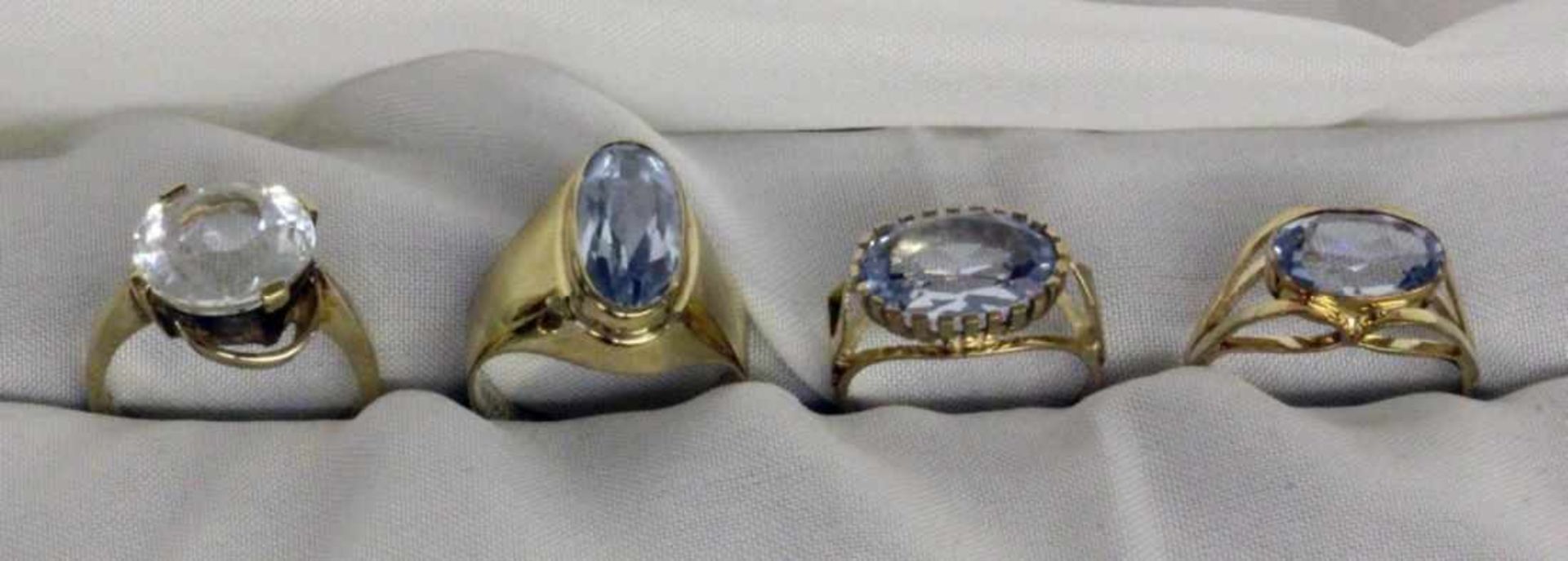 LOT VON 4 DAMENRINGEN 333/000 Gelbgold mit Aquamarinen. Brutto ca. 18g A LOT OF 4 LADIES RINGS 333/