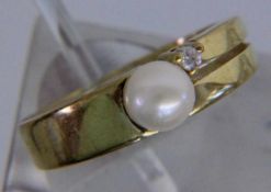 DAMENRING 333/000 Gelbgold mit Perle und Diamanten. Brutto ca. 3,5g, Gr.56 A LADIES RING 333/000