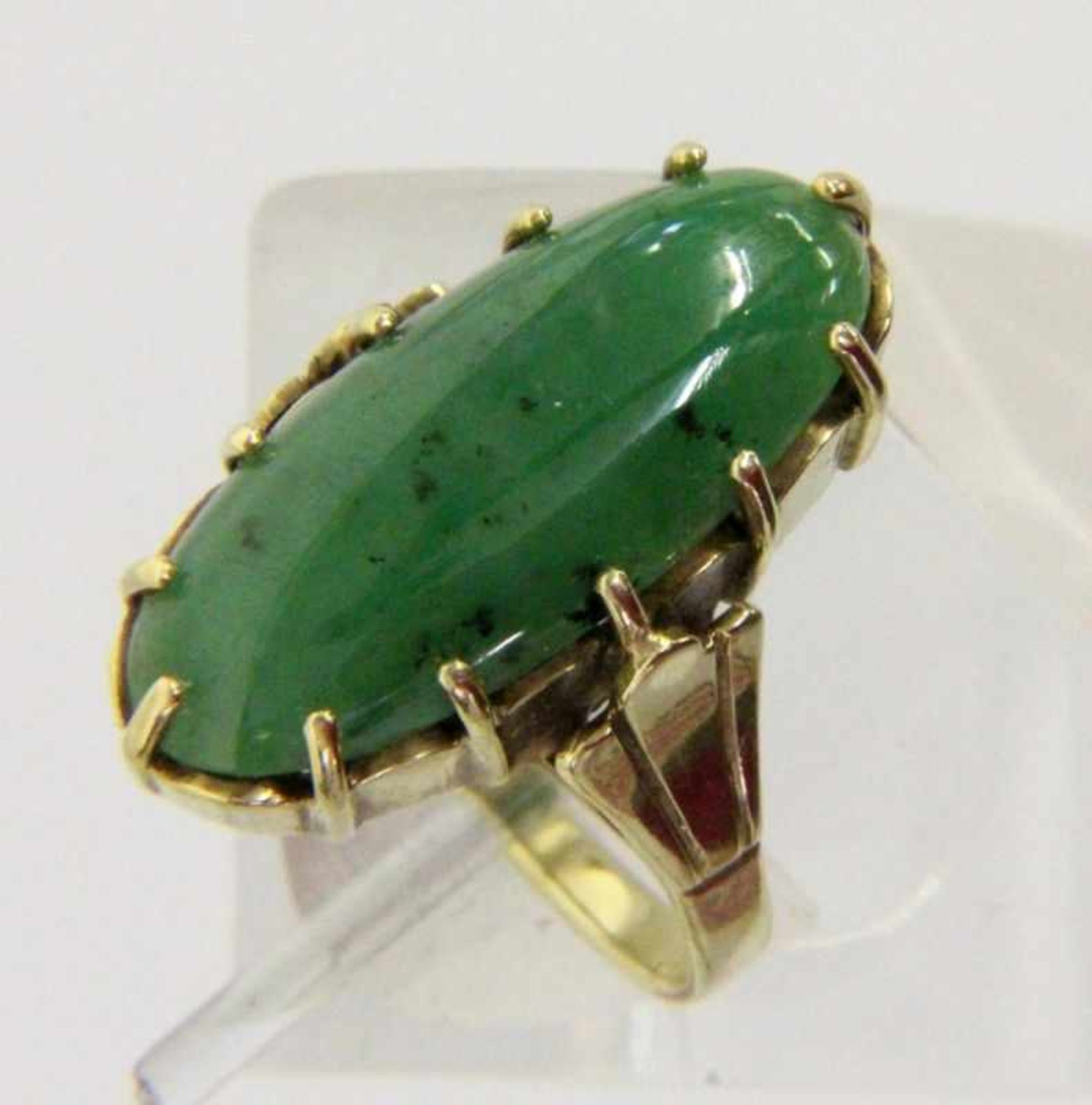 DAMENRING 585/000 Gelbgold mit Jade. Brutto ca. 7,7g, Gr. 58 A LADIES RING 585/000 yellow gold set