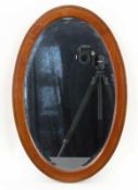 OVALER WANDSPIEGEL 1920er Jahre Mahagonirahmen mit Intarsienband und geschliffenem Spiegelglas.