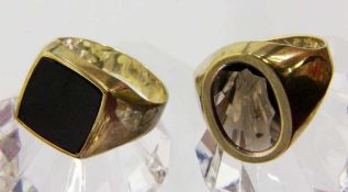 ZWEI HERRENRINGE 333/000 Gelbgold mit Onyx, 4,3g, Gr. 68 und Topas, 6,5g, Gr. 68 TWO MEN'S RINGS