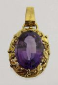 ANHÄNGER 585/000 Gelbgold mit Amethyst. L.3,3cm A PENDANT 585/000 yellow gold set with amethyst. 3.3