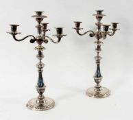 PAAR GIRANDOLEN Versilbertes Metall. 4-flammig im Barockstil. H.46,5cm A PAIR OF GIRANDOLES Silver-